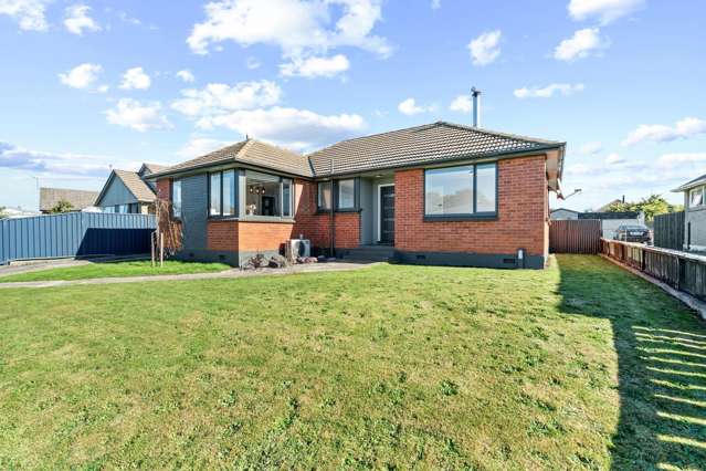 Fully Renovated Glengarry Gem – Move In Ready