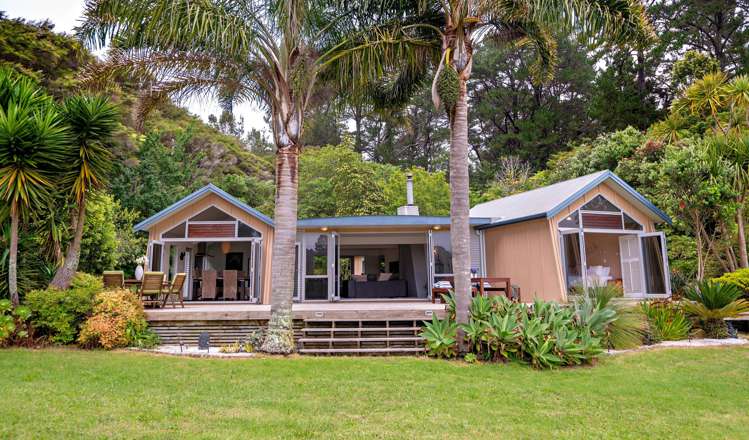 1 Ohakana Is Whakatane Surrounds_33