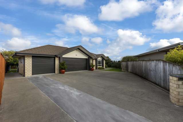 Big Family Living + Triple Garage!