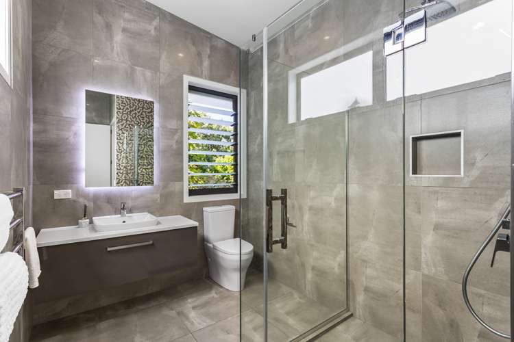 17 Kiwi Esplanade Mangere Bridge_15