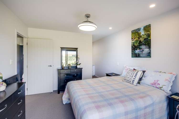 8 Riverview Drive Otane_16