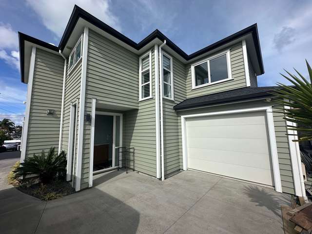 Spacious 5-Bedroom Family Home in Bayswater
