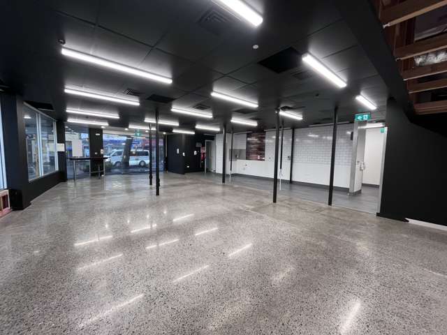 Versatile ground floor office / retail / showroom