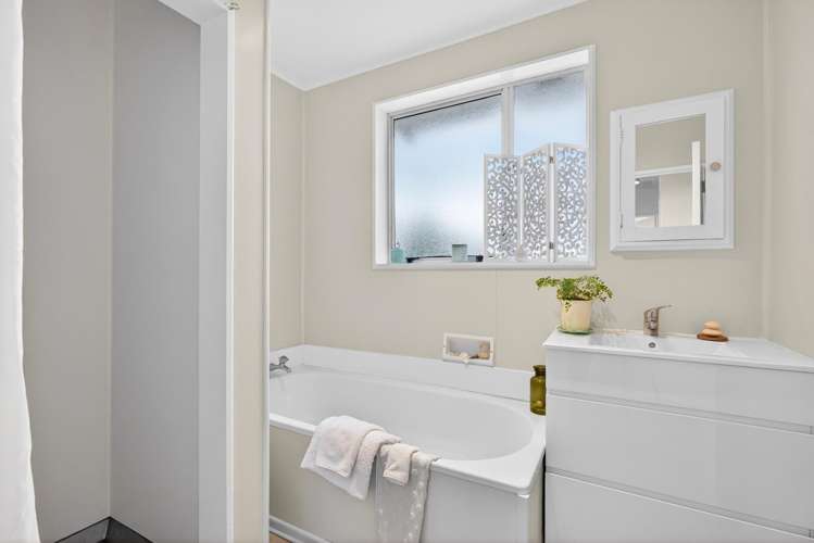 15A Pencarrow Crescent Wainuiomata_9