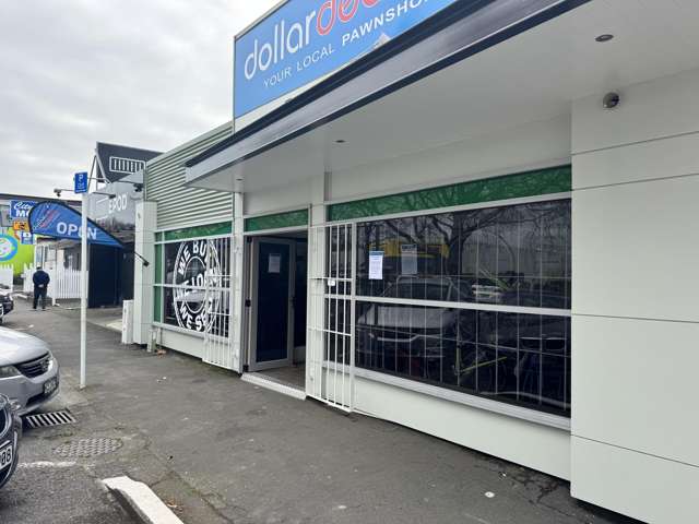 City fringe showroom and warehouse