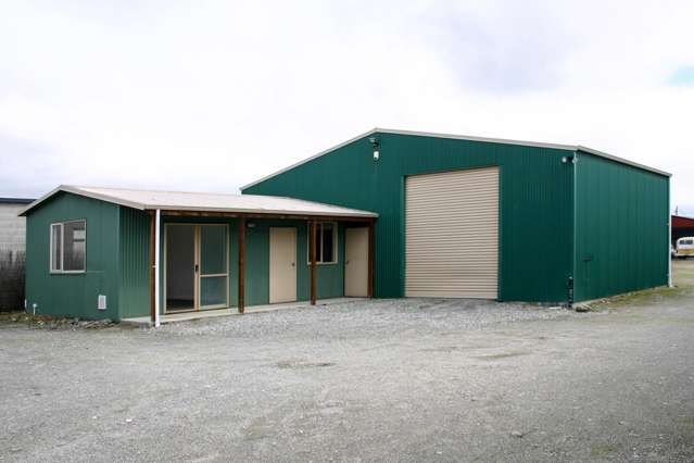 Industrial workshop on 1200sqm in Alexandra