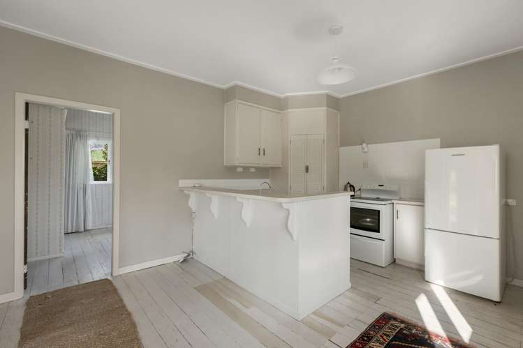 12 Riverbank Road_2