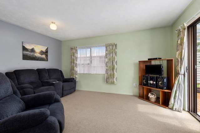 2/2 Burundi Avenue Clendon Park_3