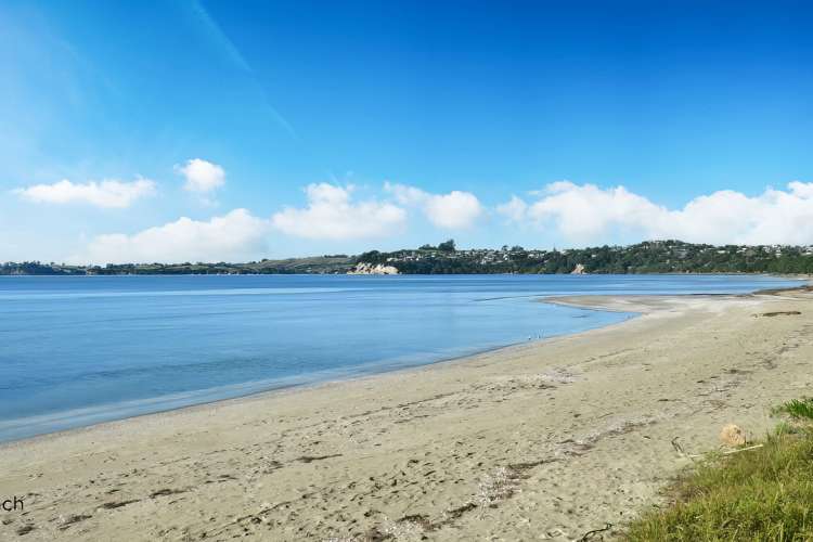 9 Piccadilly Circus Snells Beach_21