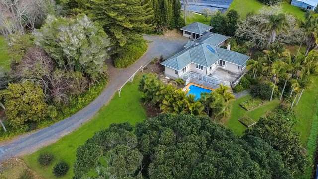 CHARACTER, SPACE & POOL – MINUTES FROM KERIKERI