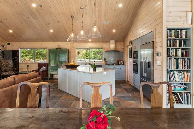 Stunning Home in the Waikino Hills