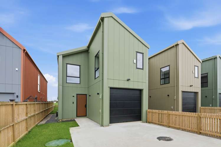 17 Karaka Village Parade Karaka_26