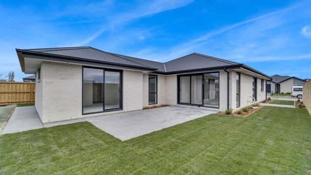 Ready Now! Stylish 3 Bedroom Home in Silverstream