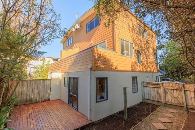 Modern 3-Bedroom Townhouse in Newlands