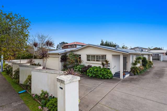 Sun, privacy & solid 1960s appeal – act fast!