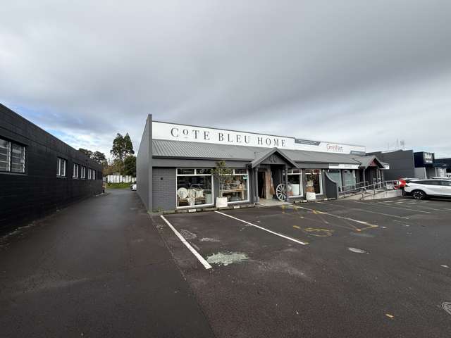 Premium retail showroom with parking & storage