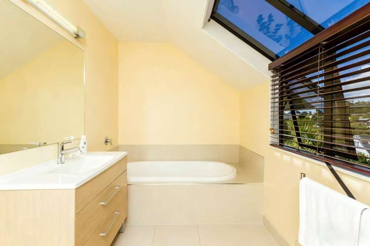 1 Stitchbird Close Murrays Bay_16