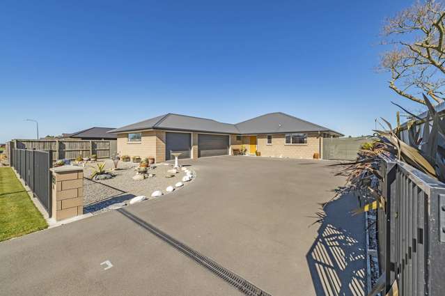 Triple Garage + Rural Views