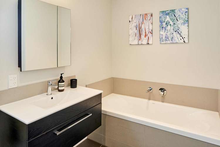 9/6 Oswald Crescent Paparangi_12