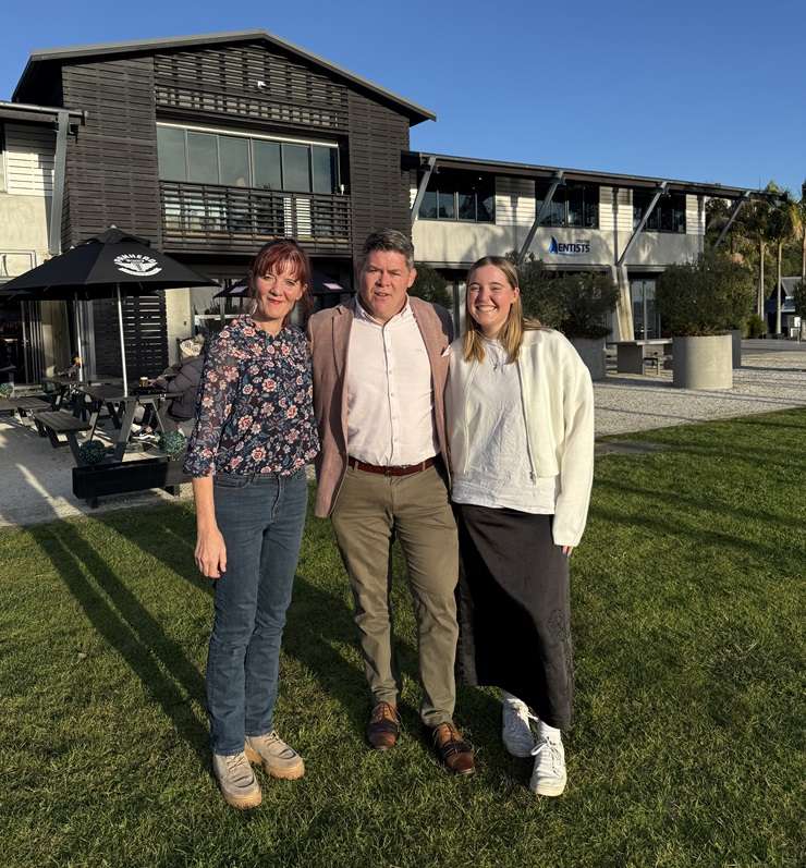 Host Paul Glover tries to find a winner for mother and daughter buyers Caroline and Sophie. Photo / TVNZ