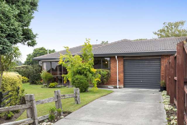 Easy-Care Living in a Quiet cul-de-sac