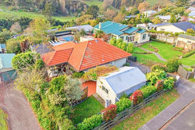 Sunny living, just minutes from town