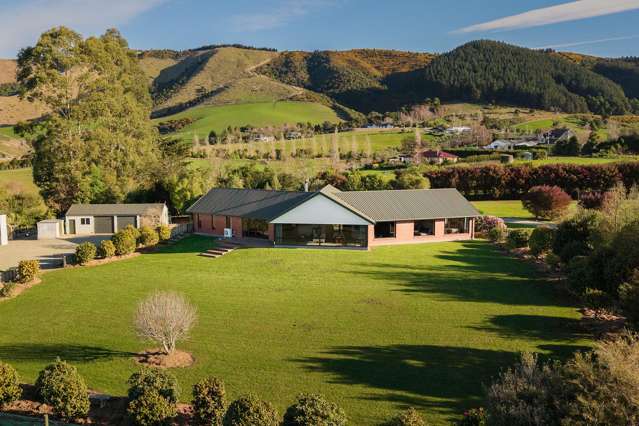 Elevated lifestyle living just minutes from town