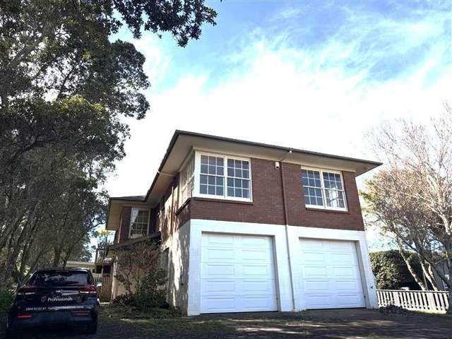 Spacious 4 bedroom plus a study in Glendowie