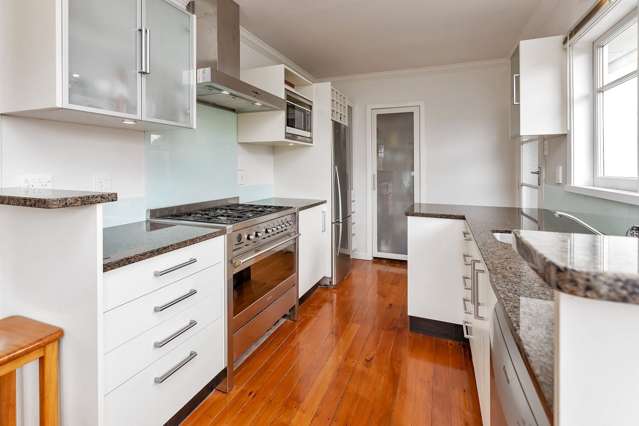 Sunny - Modern - Close to town - Garage & Carport