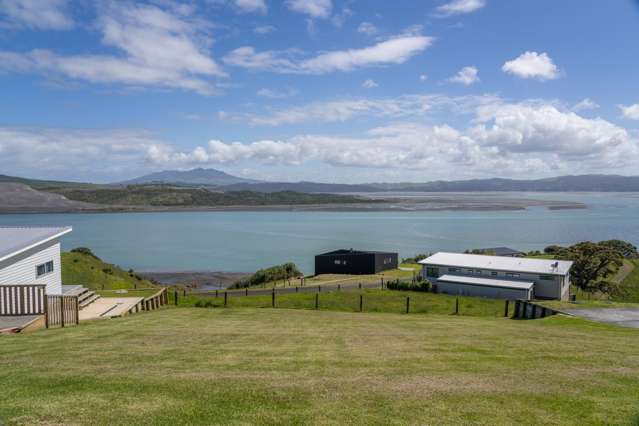 Stunning views, coastal blank canvas