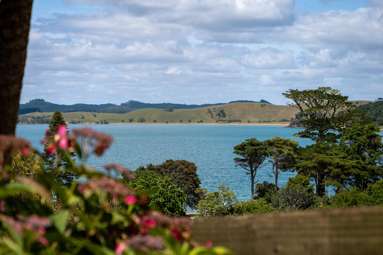 Island Living Moturoa Island_4