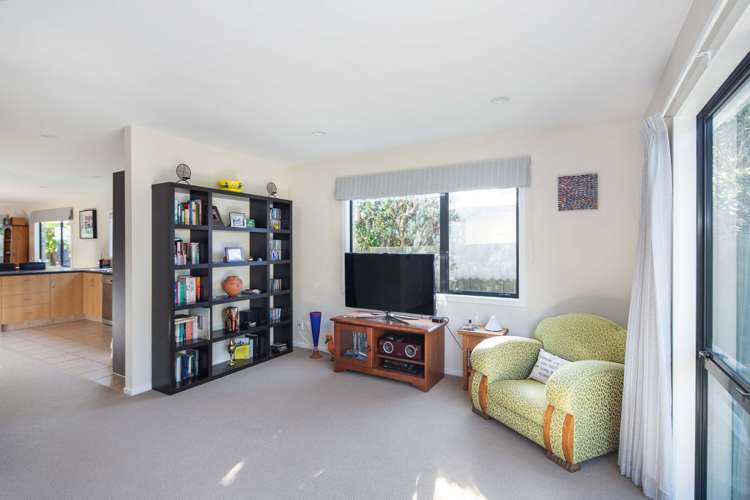83a Apu Crescent Lyall Bay_7