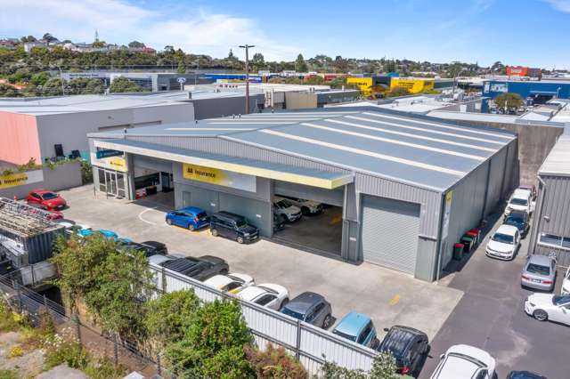 Prime 1,165sqm industrial building - Wairau Valley