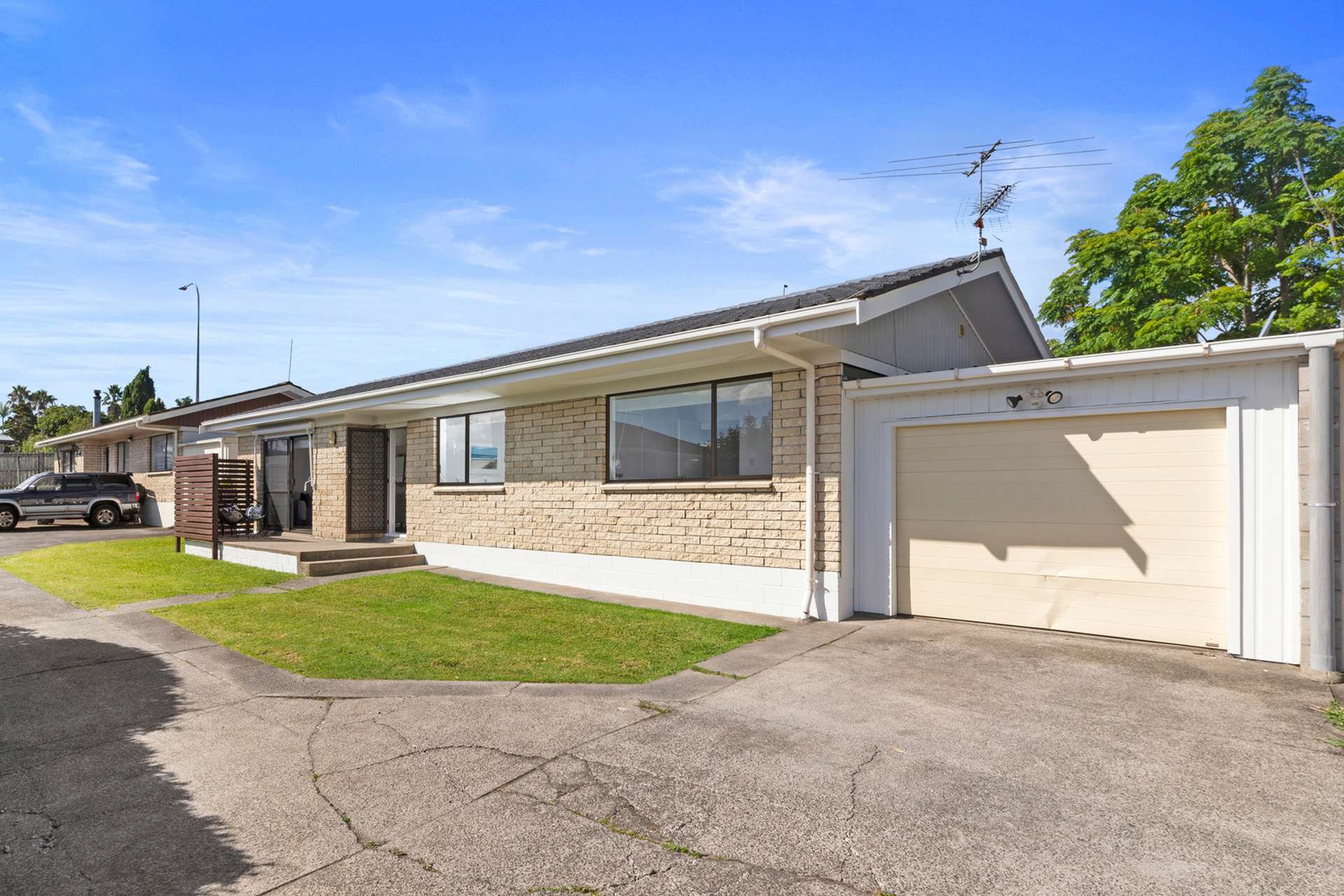 2/237 Edmonton Road Te Atatu South_0