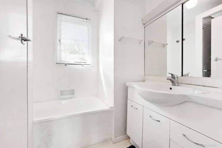 72 Cobham Crescent Kelston_13