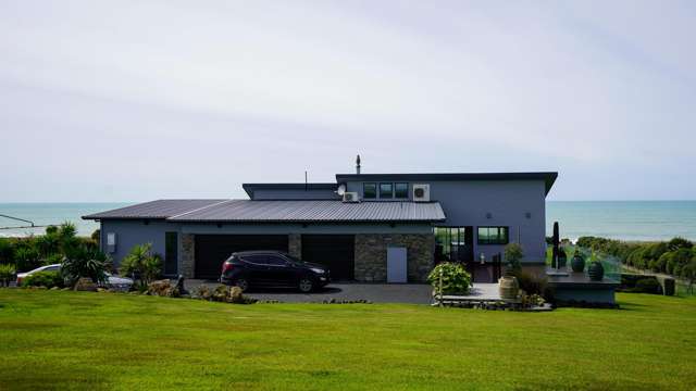 A landmark coastal residence - privacy, sea views