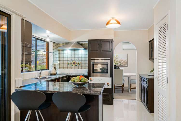 16 Saint Simon Place Botany Downs_13