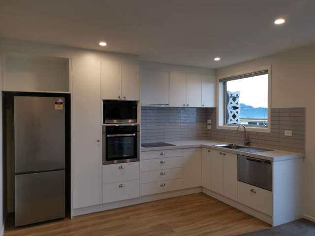 Harbour Views & Modern Comfort, Sun-Filled Pad