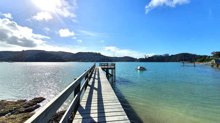 219-222/DP7675 Bon Accord Harbour Kawau Island_14