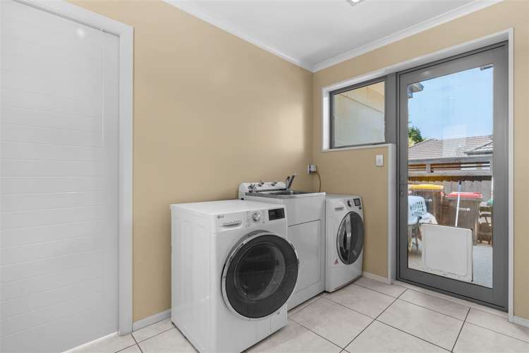 6 Royal Court Northwood_17