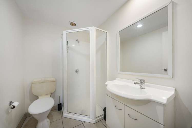 2J/10 Crown Lynn Place New Lynn_7