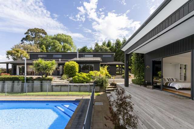 Supersized & stylish dual living in Te Puna