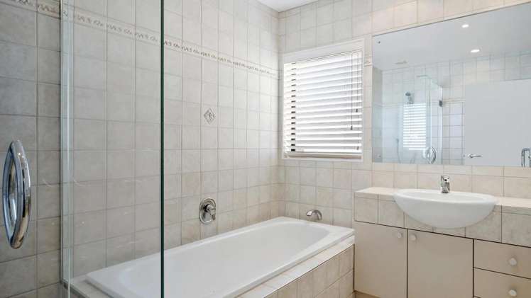 2a The Esplanade Castor Bay_12