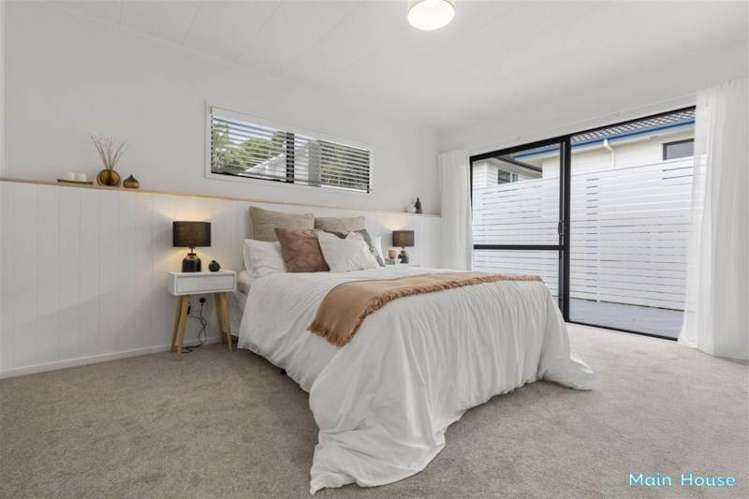 8 & 8A Kupari Place Totara Vale_2