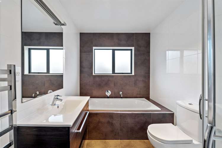 249 Alec Craig Way Gulf Harbour_14