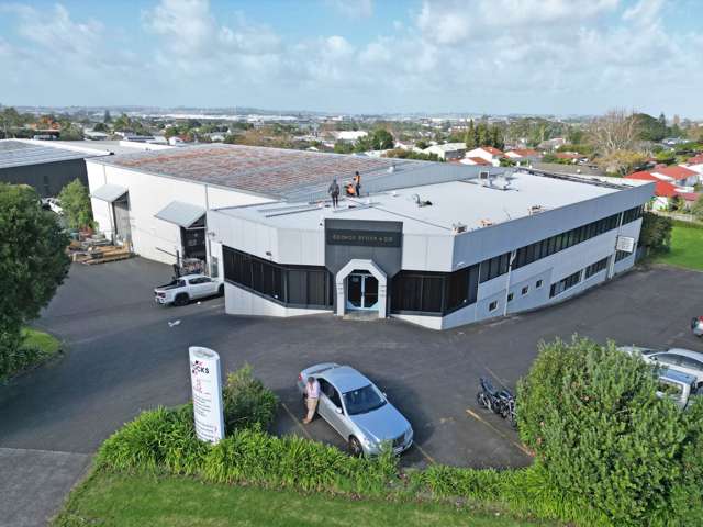 HIGH-STUD WAREHOUSE WITH YARD