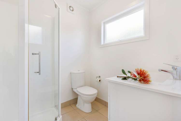 1/1 Griffiths Place Te Atatu South_11