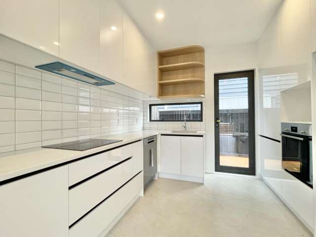 Te Atatu Peninsula, 2 bedrooms with 1 Study