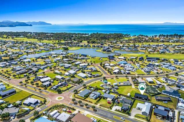 Stylish Modern Beach Home on 720m²