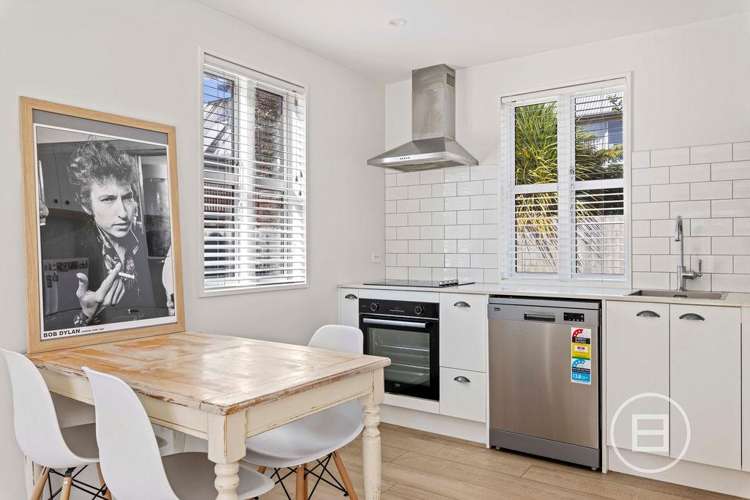 2/21 Buffon Street Waltham_3